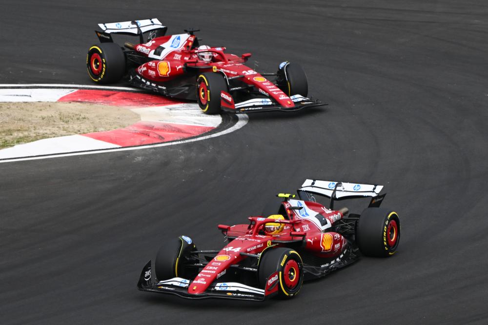 世体：弗里克在密集赛程前召集全队讲话，他的领导风格很突出